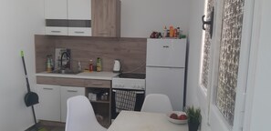 Appartement Design, 2 chambres, vue jardin | Cuisine privée | Réfrigérateur, plaque de cuisson, grille-pain, chaise haute