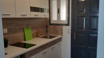 電冰箱、爐台、烤麵包機、兒童餐椅