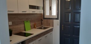 Fridge, stovetop, toaster, highchair - Villa Lucia (Corfu)
