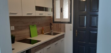 Refrigerador, placa de cocina, tostadora, silla alta para bebés