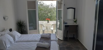 Tabla de planchar con plancha, wifi gratis y ropa de cama