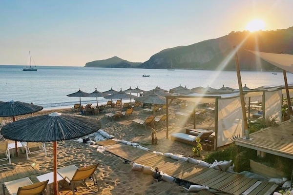 Beach nearby, free beach shuttle, 5 beach bars