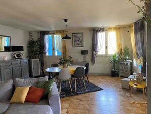 Televisión y chimenea 