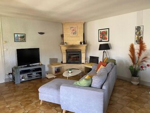 Télévision, cheminée