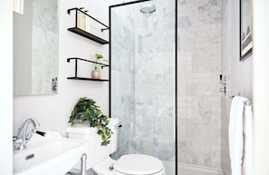 Douche, sĂšche-cheveux, serviettes fournies