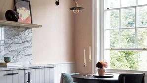 Une cuisine avec un pare-feu en marbre, une fenêtre offrant une belle vue et un coin repas comprenant une table et des chaises.