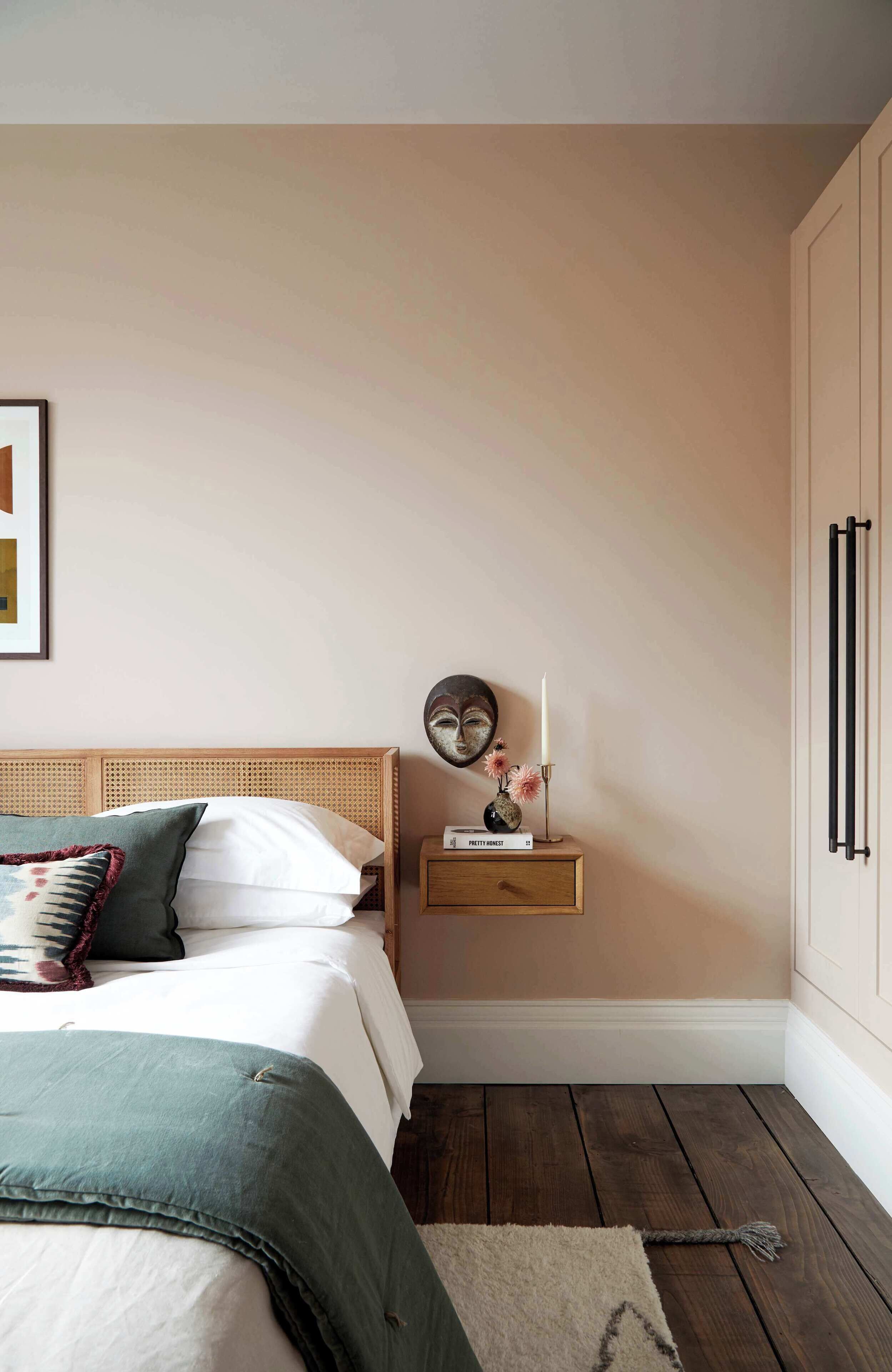 Une chambre à coucher avec un lit, une table de chevet et une commode.