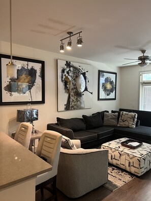 Smart TV, computer monitors - A Great Place downtown near the beltline (Atlanta)