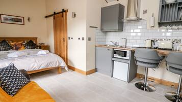 1 habitación, decoración personalizada y muebles diferentes