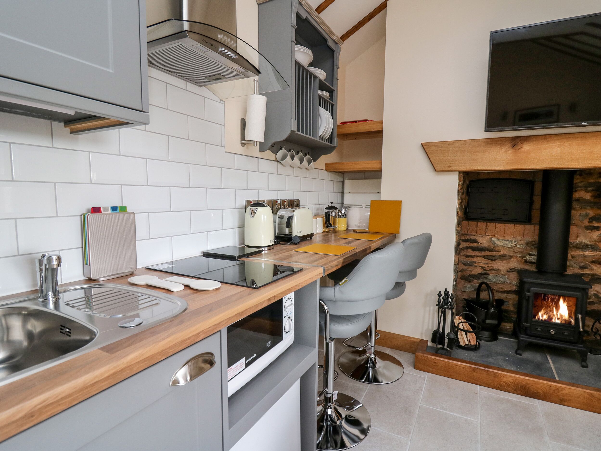 Cottage | Private kitchen | Fridge, electric kettle, toaster, cookware/dishes/utensils