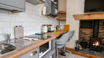 Cottage | Private kitchen | Fridge, electric kettle, toaster, cookware/dishes/utensils