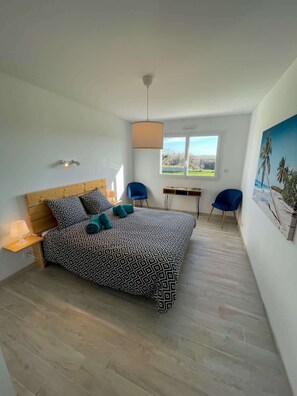 6 bedrooms, desk, iron/ironing board, free WiFi