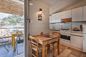 Frigorifero, forno, lavastoviglie, pentole/stoviglie/utensili