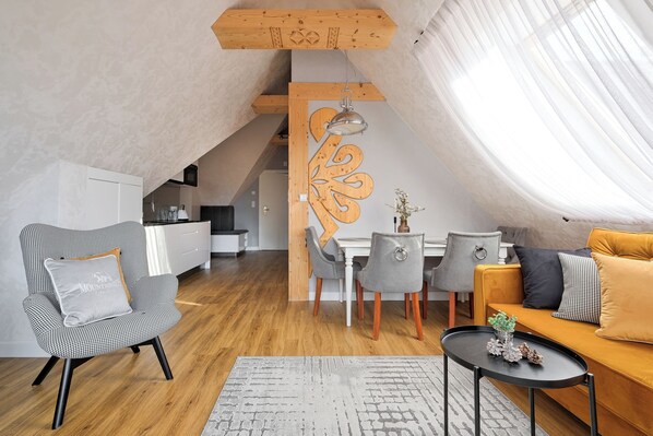Un loft moderno con comedor, sofá y una mesa de centro.
