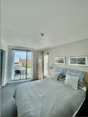 1 habitación, escritorio, tabla de planchar con plancha y wifi 