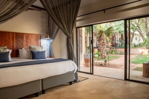 豪華三人房 | 客房內保險箱、書桌、筆電工作空間、遮光布/窗簾