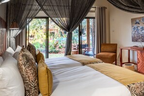 豪華雙床房 | 客房內保險箱、書桌、筆電工作空間、遮光布/窗簾