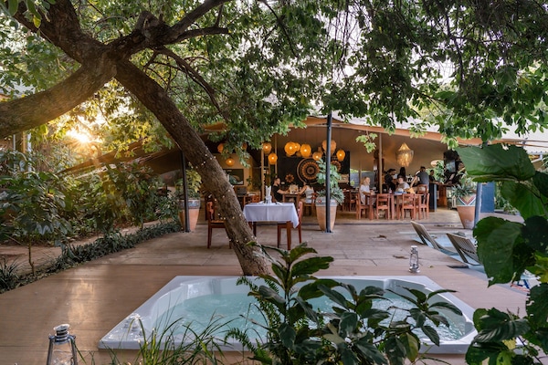 Tina de hidromasaje al aire libre