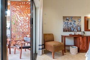 豪華雙床房 | 客房內保險箱、書桌、筆電工作空間、遮光布/窗簾