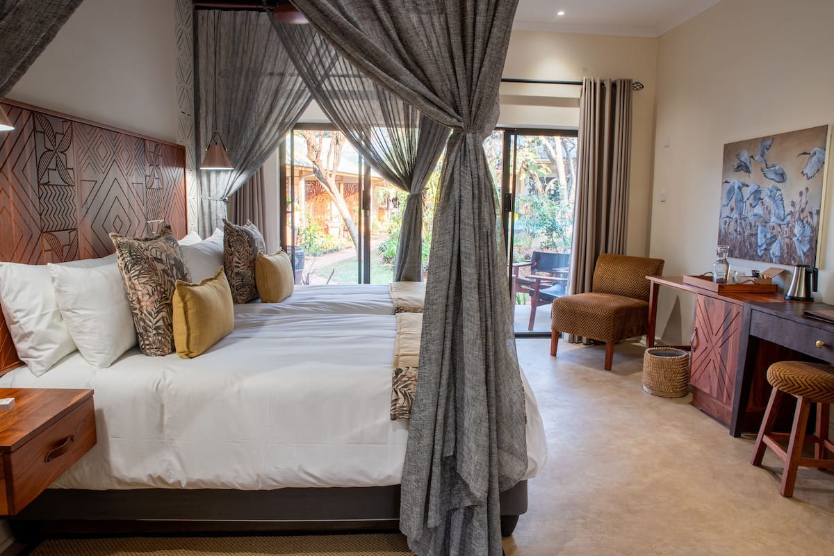 Deluxe Twin Room | In-room safe, desk, laptop workspace, blackout curtains