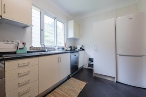 Appartement | Cuisine privée | Réfrigérateur grande capacité avec congélateur, four à micro-ondes