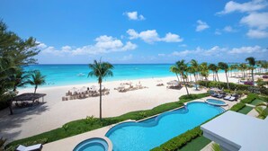 Ein Resort mit Schwimmbad, Strand und Meerblick.