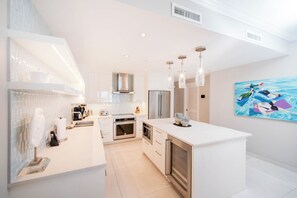 Réfrigérateur, four à micro-ondes, un four, surface de cuisson