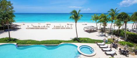 Una piscina con borde infinito