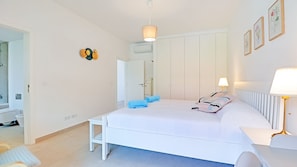 2 bedrooms, in-room safe, iron/ironing board, free WiFi