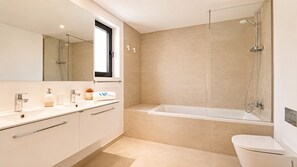Badekar, hårføner og håndklær
