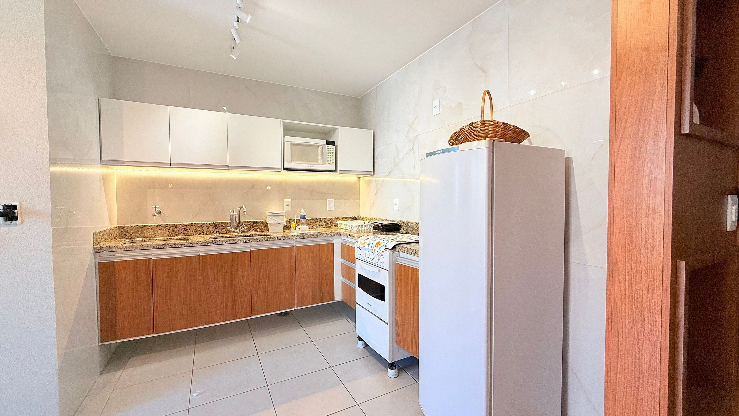 Departamento | Cocina privada | Refrigerador, microondas, licuadora y utensilios de cocina 