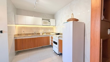 Refrigerador, microondas, licuadora, utensilios de cocina