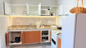 Apartamento | Cocina privada | Frigorífico, microondas, licuadora y utensilios de cocina