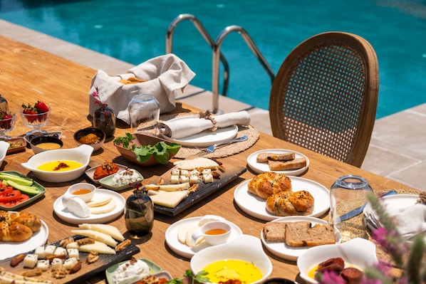 Free daily local cuisine breakfast 