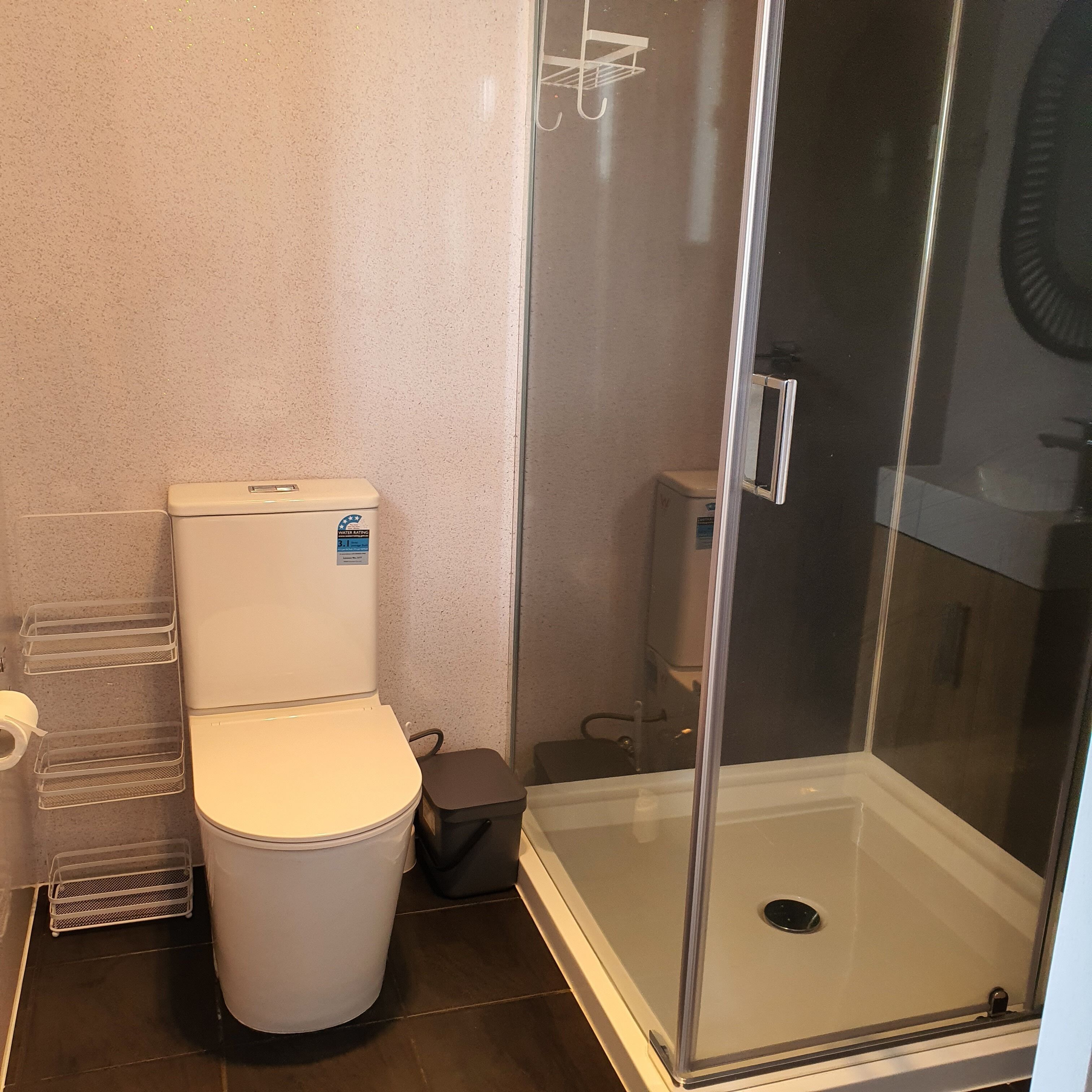 Ensemble douche/baignoire, sèche-cheveux, serviettes fournies, savon
