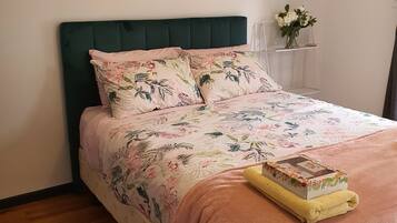 5 dormitoris, caixa forta a l'habitació i planxa i posts de planxar