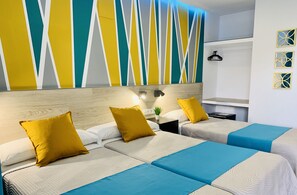 Habitación triple superior | Escritorio, wifi gratis, ropa de cama