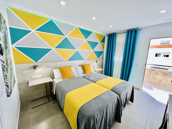 Habitación superior con 2 camas individuales | Escritorio, wifi gratis y ropa de cama