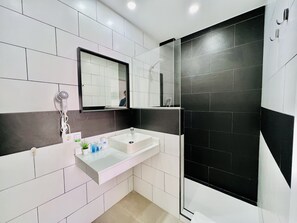 Superior Twin Room | Bilik Mandi | Pancuran mandi, pengering rambut, tuala disediakan, sabun 