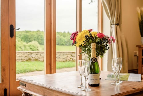 Dog friendly holiday cottage in the Cotswolds with a hot tub - Owls Roost
