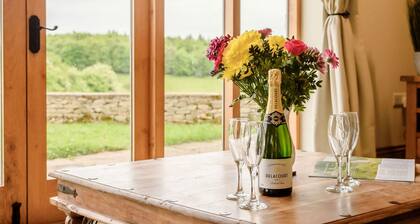 Dog friendly holiday cottage in the Cotswolds with a hot tub - Owls Roost