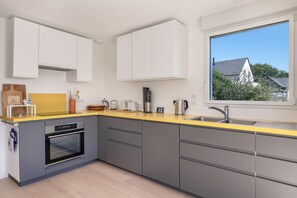 Een koelkast, een oven, een vaatwasser, een koffiezetapparaat/waterkoker