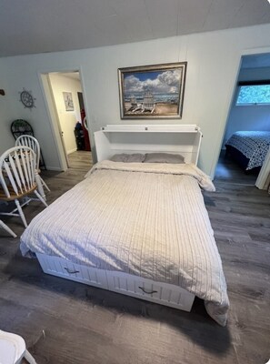 1 bedroom, iron/ironing board, travel cot, free WiFi - The Hideaway of Crooked Lake (Alanson)