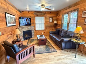 Televisión, chimenea, reproductor de DVD y futbolito 