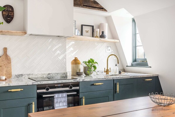 Kühlschrank, Mikrowelle, Ofen, Herdplatte