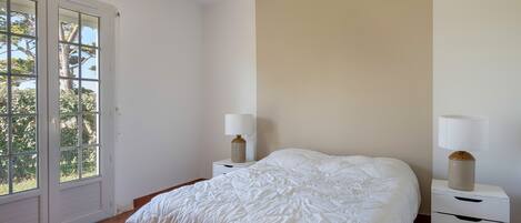 5 bedrooms, iron/ironing board, free WiFi