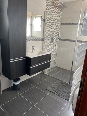 Ensemble douche/baignoire, sèche-cheveux, serviettes fournies, savon