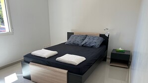 A modern bedroom with a bed, bedside tables, and a window. - Family home in Marseille (Marseille)