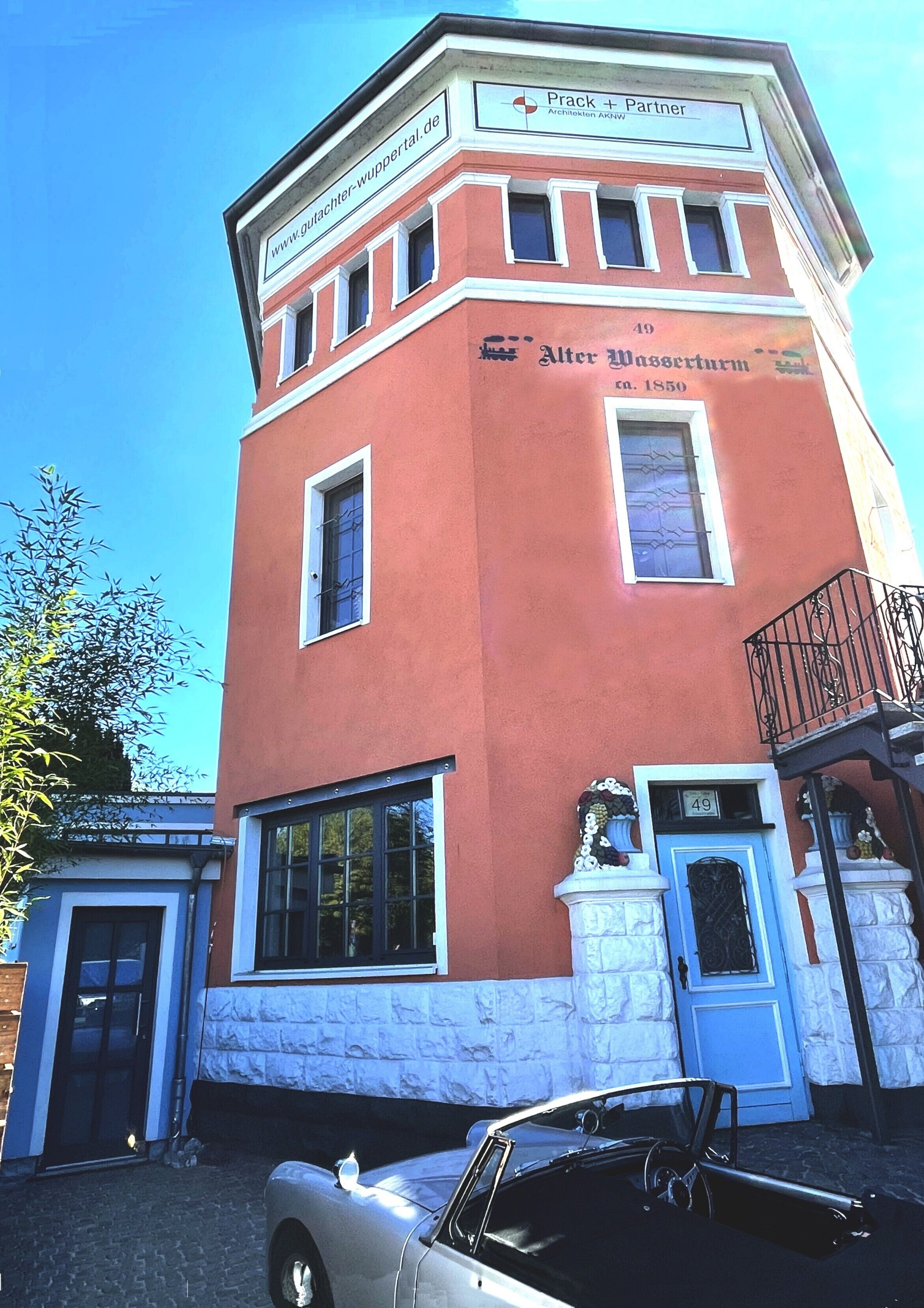 Un bâtiment rouge portant l’inscription « Alter Wassermühle » et le numéro 49.
