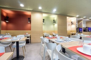 Se ofrece un desayuno bufé todos los días (13.90 EUR por persona)